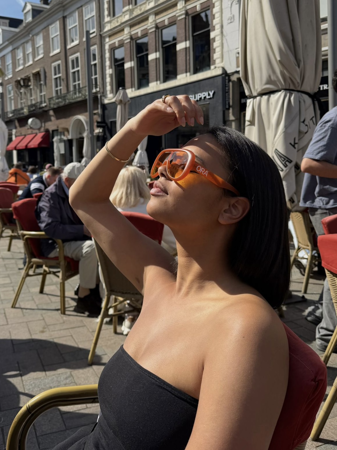 Fleur draagt ORA zonnebril — Koningsdag look